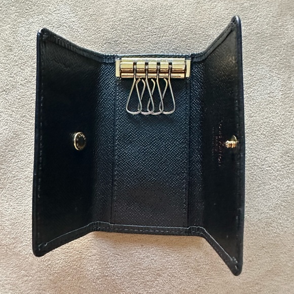 Louis Vuitton Key Holder Black EPI - Picture 4 of 11